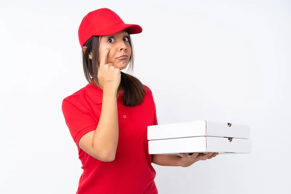 Giovane Pizza Consegna Ragazza Isolato Sfondo Bianco Mostrando Qualcosa — Foto Stock