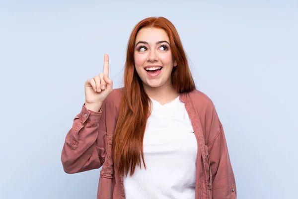 Redhead Teenager Dívka Přes Izolované Modré Pozadí Úmyslem Uvědomit Řešení — Stock fotografie