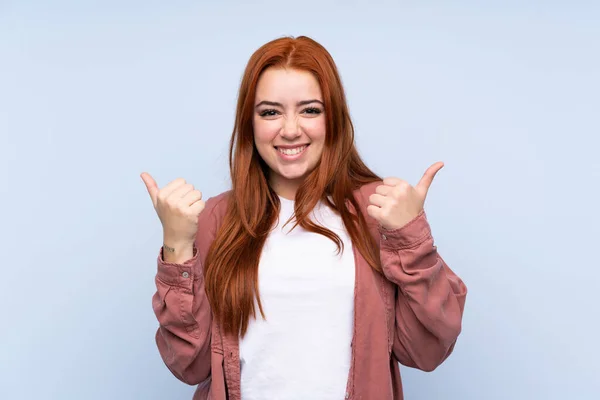 Redhead Έφηβος Κορίτσι Πάνω Από Απομονωμένο Μπλε Φόντο Τους Αντίχειρες — Φωτογραφία Αρχείου