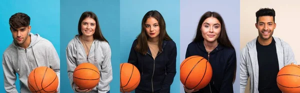 Ensemble Personnes Sur Fond Bleu Avec Balle Basket — Photo