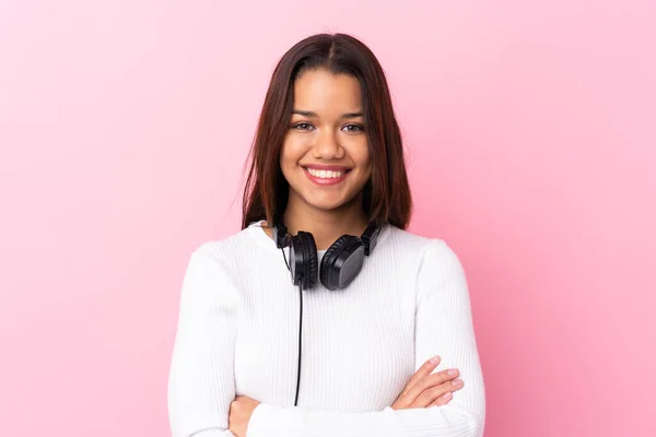 Mujer Joven Con Auriculares Sobre Pared Rosa Aislada Sonriendo Mucho —  Fotos de Stock