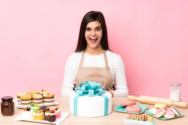 Konditor Mit Einem Großen Kuchen Auf Einem Tisch Vor Isoliertem — Stockfoto