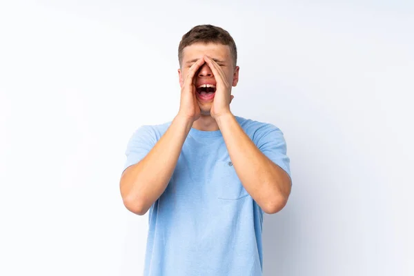 Joven Hombre Guapo Sobre Fondo Blanco Aislado Gritando Anunciando Algo — Foto de Stock