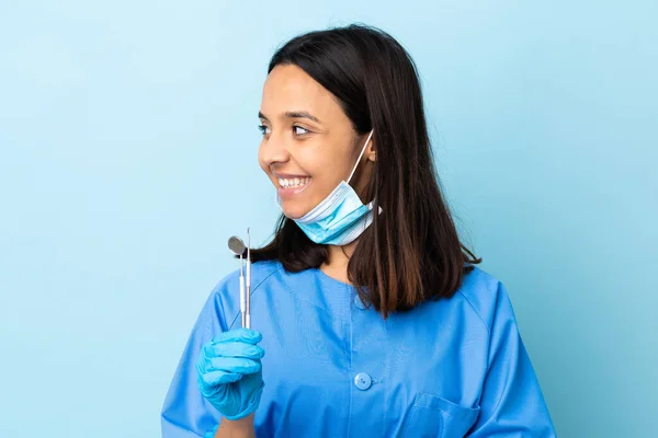 Junge Brünette Gemischte Rasse Zahnärztin Frau Hält Werkzeuge Über Isolierten — Stockfoto