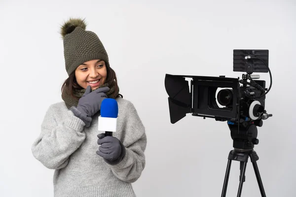 Reportera Mujer Sosteniendo Micrófono Reportando Noticias Sobre Fondo Blanco Aislado —  Fotos de Stock