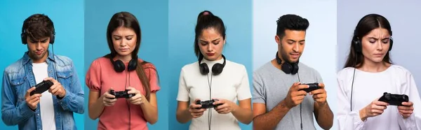 Video Oyunlarında Mavi Arkaplan Üzerinde Oynayan Bir Grup Insan — Stok fotoğraf