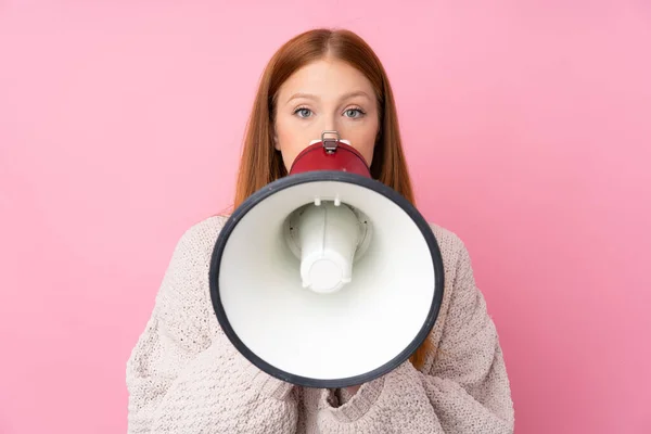 Jonge Roodharige Vrouw Geïsoleerde Roze Achtergrond Schreeuwen Door Een Megafoon — Stockfoto