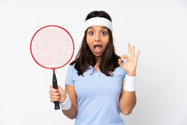 Joven Jugador Bádminton Mujer Sobre Fondo Blanco Aislado Sorprendido Mostrando — Foto de Stock