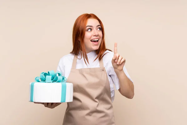 Adolescente Rousse Avec Gros Gâteau Sur Fond Isolé Dans Intention — Photo