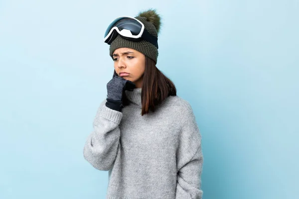 Chica Esquiadora Carrera Mixta Con Gafas Snowboard Sobre Fondo Azul —  Fotos de Stock