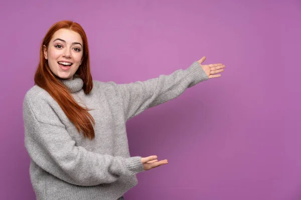 Rousse Adolescente Fille Sur Fond Violet Isolé Étendant Les Mains — Photo