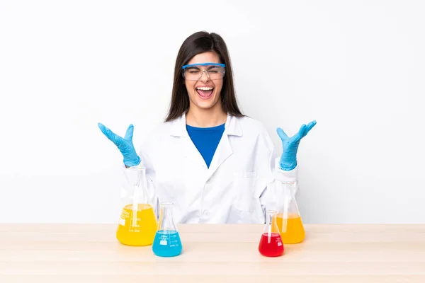 Joven Mujer Científica Una Mesa Sonriendo Mucho — Foto de Stock