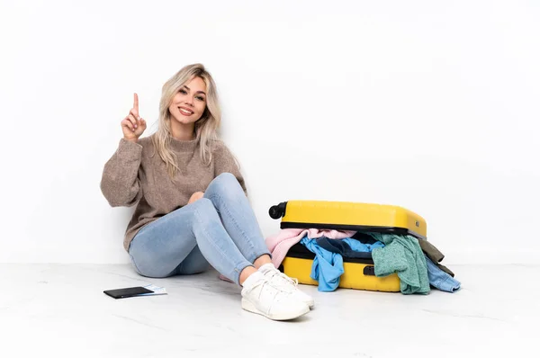 Teenager Ragazza Bionda Con Una Valigia Piena Vestiti Seduti Sul — Foto Stock