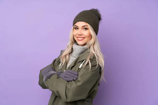 Menina Loira Adolescente Com Chapéu Inverno Sobre Fundo Roxo Isolado — Fotografia de Stock