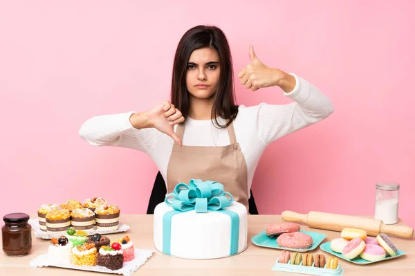 Konditor Mit Einem Großen Kuchen Auf Einem Tisch Vor Isoliertem — Stockfoto