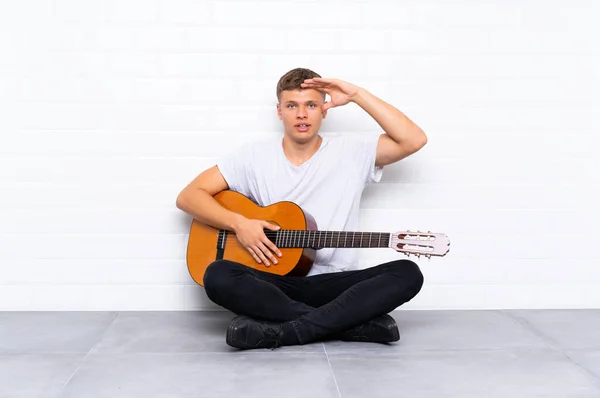 Jovem Homem Bonito Com Guitarra Com Surpresa Expressão Facial Chocada — Fotografia de Stock