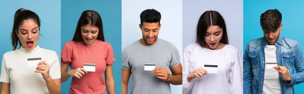 Conjunto Personas Sobre Fondo Azul Sosteniendo Una Tarjeta Crédito — Foto de Stock