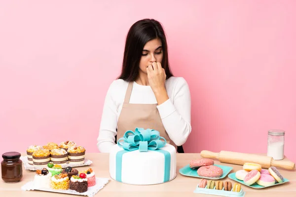 Konditor Mit Einem Großen Kuchen Auf Einem Tisch Vor Isoliertem — Stockfoto