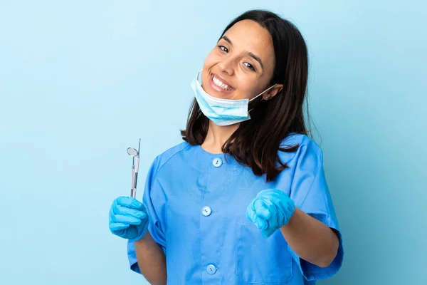 Joven Morena Mixta Dentista Mujer Sosteniendo Herramientas Sobre Fondo Aislado —  Fotos de Stock