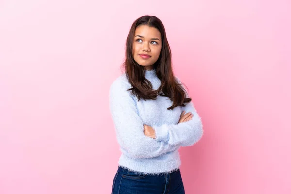 Ung Colombiansk Flicka Över Isolerad Rosa Bakgrund Skrattar — Stockfoto