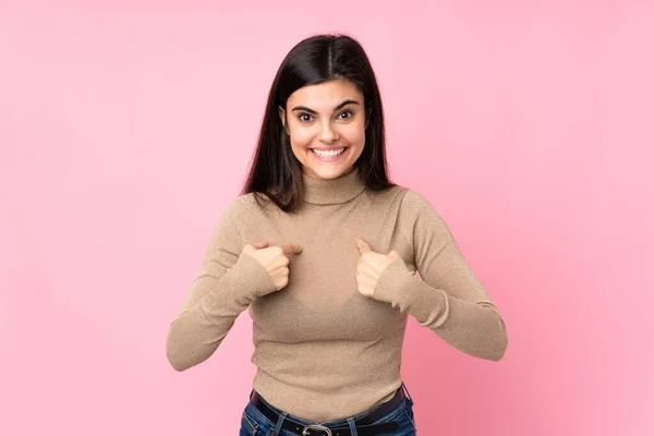 Mujer Joven Sobre Fondo Rosa Aislado Con Expresión Facial Sorpresa — Foto de Stock