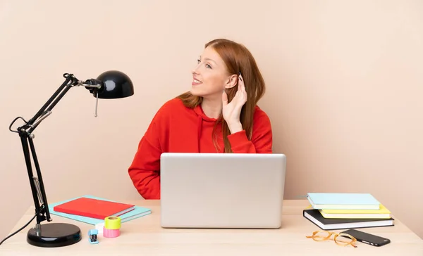 Mujer Joven Estudiante Lugar Trabajo Con Una Computadora Portátil Escuchando — Foto de Stock