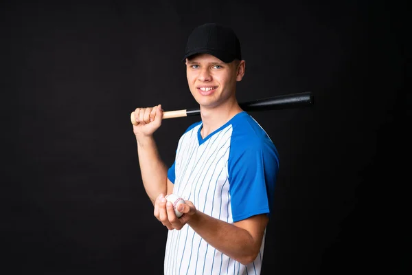 Ung Man Spelar Baseball Över Isolerad Svart Bakgrund — Stockfoto