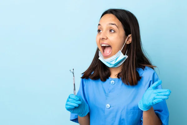 Młoda Brunetka Mieszane Rasy Dentysta Kobieta Trzyma Narzędzia Odizolowanym Tle — Zdjęcie stockowe