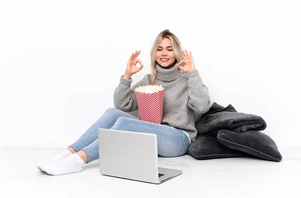 Adolescente Ragazza Bionda Mangiare Popcorn Mentre Guarda Film Sul Computer — Foto Stock