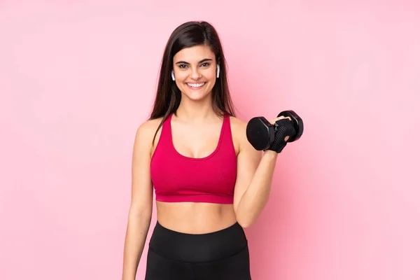 Mujer Deportiva Joven Sobre Fondo Rosa Aislado Haciendo Levantamiento Pesas —  Fotos de Stock