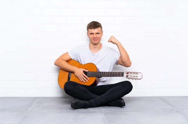 Jonge Knappe Man Met Gitaar Viert Een Overwinning — Stockfoto