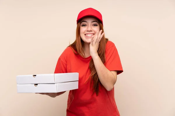 Pizzabote Teenager Mädchen Hält Eine Pizza Über Isoliertem Hintergrund Mit — Stockfoto