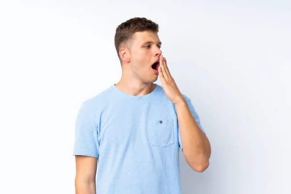 Joven Hombre Guapo Sobre Fondo Blanco Aislado Bostezando Cubriendo Boca — Foto de Stock