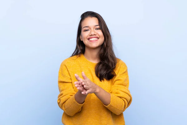 Junges Kolumbianisches Mädchen Mit Pullover Vor Isoliertem Blauen Hintergrund Applaudiert — Stockfoto