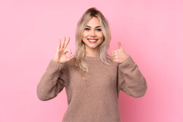 Adolescente Rubia Chica Usando Suéter Sobre Aislado Rosa Fondo Mostrando — Foto de Stock