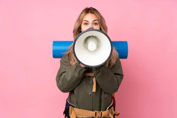 Adolescente Russo Montanhista Menina Com Uma Grande Mochila Isolada Fundo — Fotografia de Stock