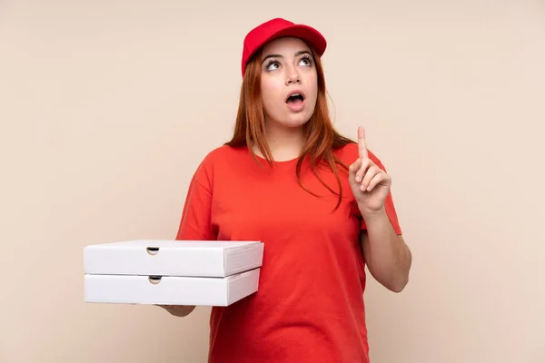 Pizza Consegna Adolescente Ragazza Tenendo Una Pizza Sfondo Isolato Puntando — Foto Stock