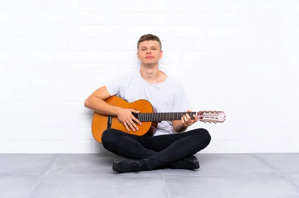 Jovem Homem Bonito Com Guitarra — Fotografia de Stock