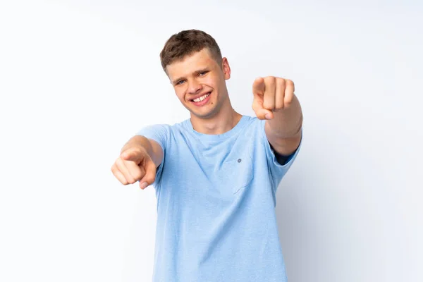 Junger Gutaussehender Mann Auf Isoliertem Weißem Hintergrund Zeigt Lächelnd Mit — Stockfoto