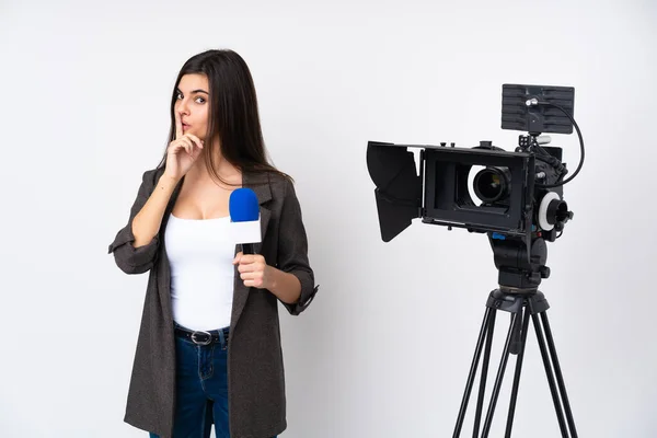 Mulher Repórter Segurando Microfone Relatando Notícias Sobre Fundo Branco Isolado — Fotografia de Stock