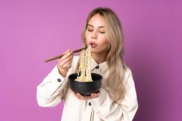 Adolescente Russo Menina Isolada Fundo Roxo Segurando Uma Tigela Macarrão — Fotografia de Stock