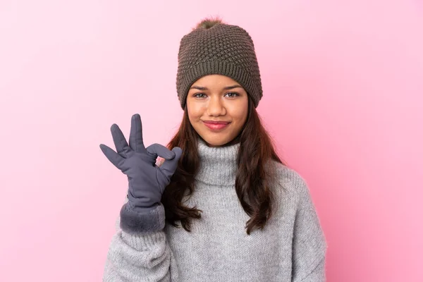 Ung Colombiansk Flicka Med Vinter Hatt Över Isolerad Rosa Vägg — Stockfoto