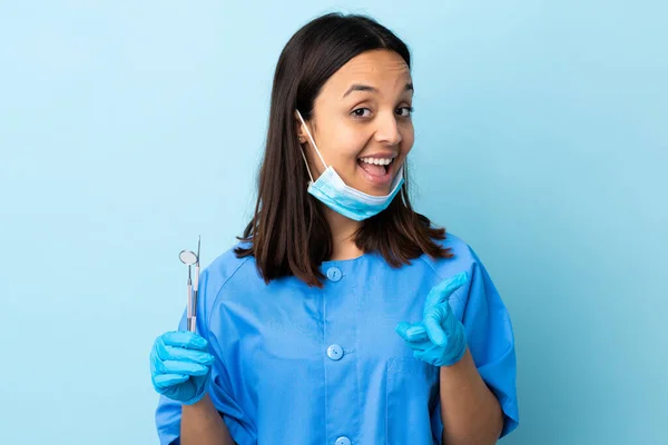 Jovem Morena Mista Dentista Mulher Segurando Ferramentas Sobre Fundo Isolado — Fotografia de Stock