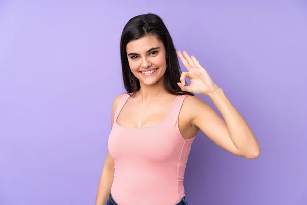 Молодая Женщина Изолированном Фиолетовом Фоне Показывает Знак Пальцами — стоковое фото