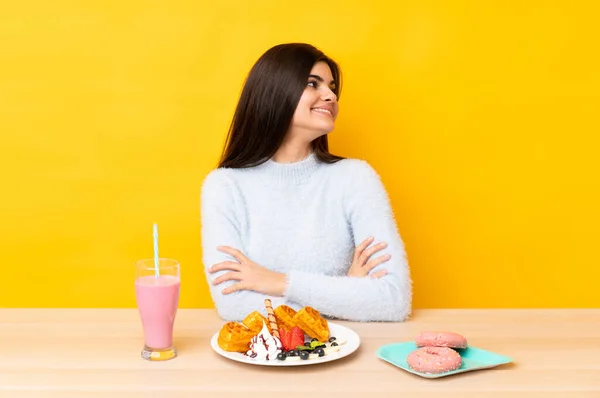 Mujer Joven Comiendo Gofres Batido Una Mesa Sobre Fondo Amarillo —  Fotos de Stock