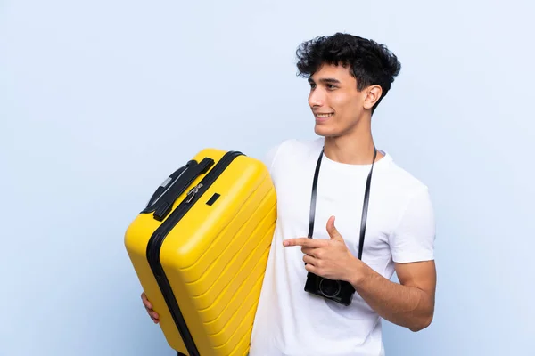 Jovem Viajante Argentino Sobre Fundo Azul Isolado Apontando Para Lado — Fotografia de Stock