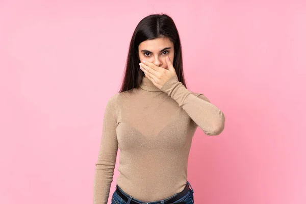 Ung Kvinna Över Isolerad Rosa Bakgrund Täcker Munnen Med Händerna — Stockfoto