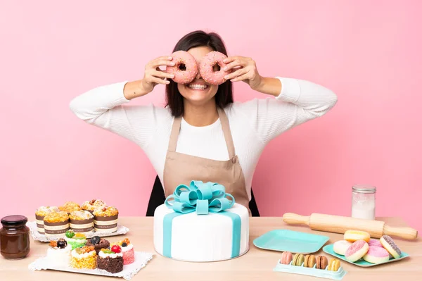 Konditor Mit Einem Großen Kuchen Auf Einem Tisch Vor Isoliertem — Stockfoto