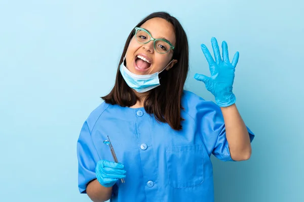 Junge Brünette Zahnärztin Mit Gemischter Rasse Die Werkzeuge Über Isolierten — Stockfoto