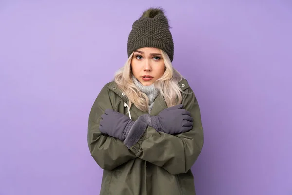 Подростковая Блондинка Зимней Шляпе Изолированном Фиолетовом Фоне — стоковое фото